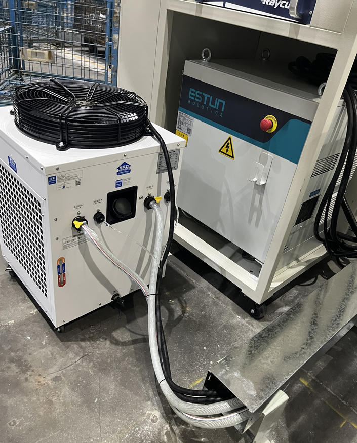 機械手三維激光切割機器人安裝現(xiàn)場